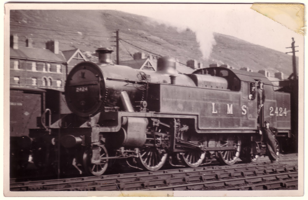 Fred Waidson and crew of LMS banking locomotive 2424 at Tebay Junction - © Gary Waidson - www.Nemo.me.uk